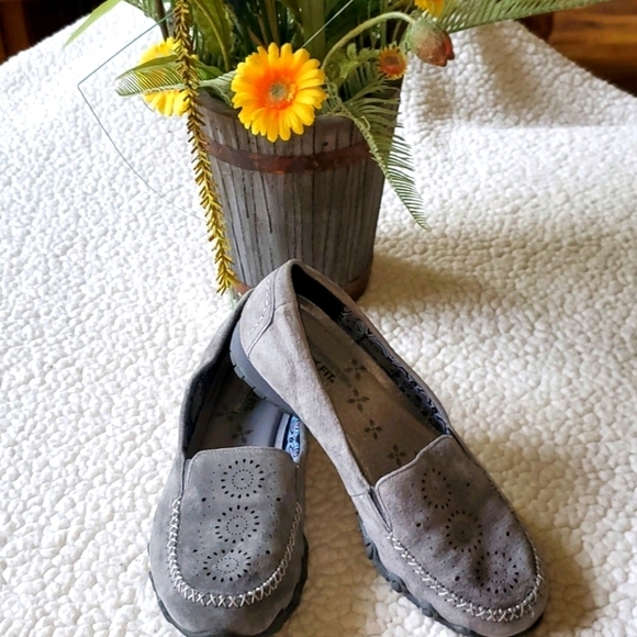 Skechers Sz. 8.5 Hand Tooled Soft Grey Leather Slipons - Picture 1 of 11